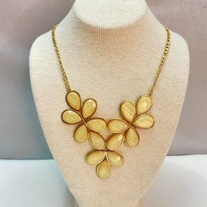 💎Yellow Floral Necklace Shimery Faceted Teardrop Stones Set In Gold Tone Bezel